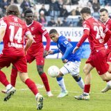 Un Lucernois entouré par plusieurs joueurs du FC Sion